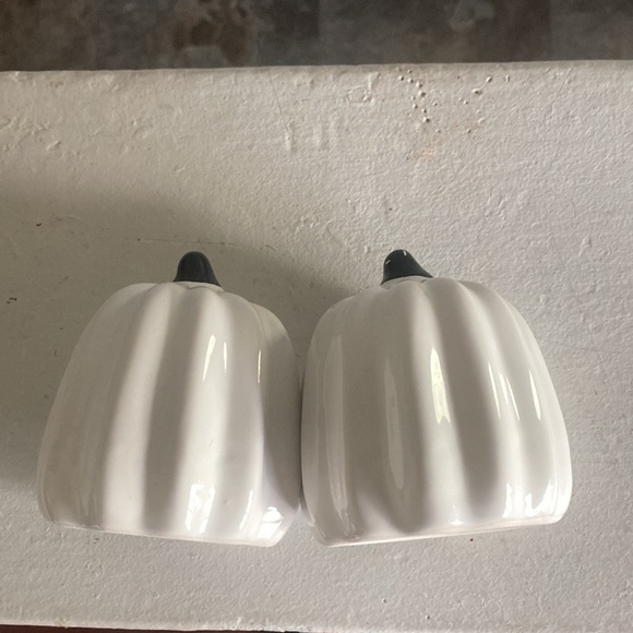 NWT- Set of 2- White Pearl Glazed Porcelain Pumpkin Decorations - Picture 10 of 12